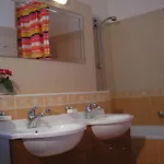 Grand 220m2 Old Town Apartment, 5br,2ba,2wc, Sleeps 15 * ברטיסלאבה