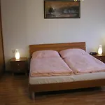 Grand 220m2 Old Town Apartment, 5br,2ba,2wc, Sleeps 15 ברטיסלאבה